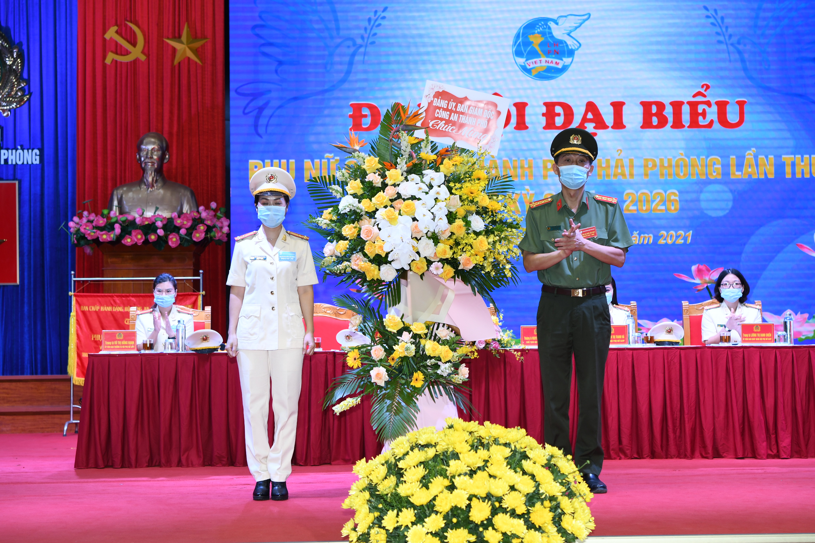 Thiếu tướng Vũ Thanh Chương, Bí thư Đảng ủy, Giám đốc CATP tặng hoa chúc mừng Hội Phụ nữ CATP